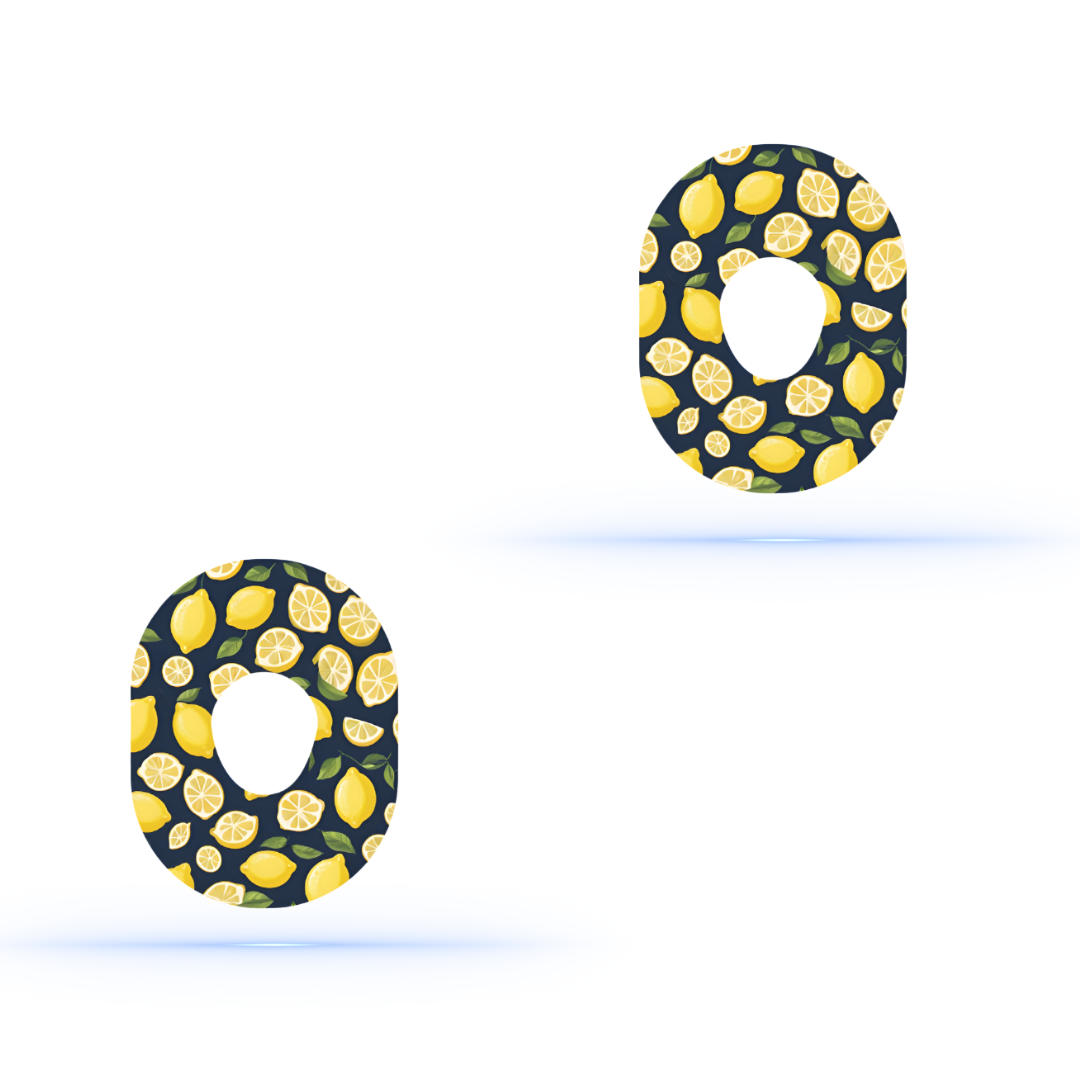 Två DiabetaGuard Lemon's CGM-patches för Dexcom G7 i luften, med ett fräscht citronmönster på en mörk bakgrund.