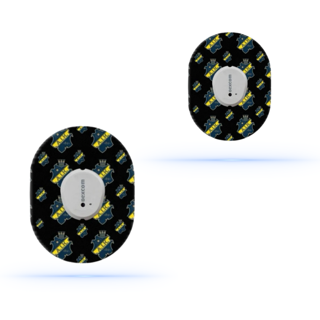 Två AIK fotboll CGM sensor patches som sväva, med ett mönster av klubbens färger i svart och gult, designade för Dexcom One+.