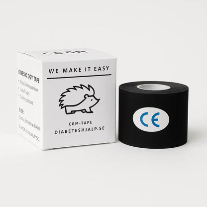 Tejp för CGM-sensor vid sidan av sin förpackning, svart rulle med CE-märkning för extra stark fixering av diabeteshjälpmedel.