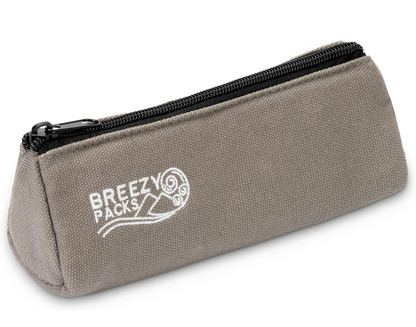 Breezy Packs Basic Small i ljusgrå med en närbild som visar detaljerna av design och zip-funktionalitet.