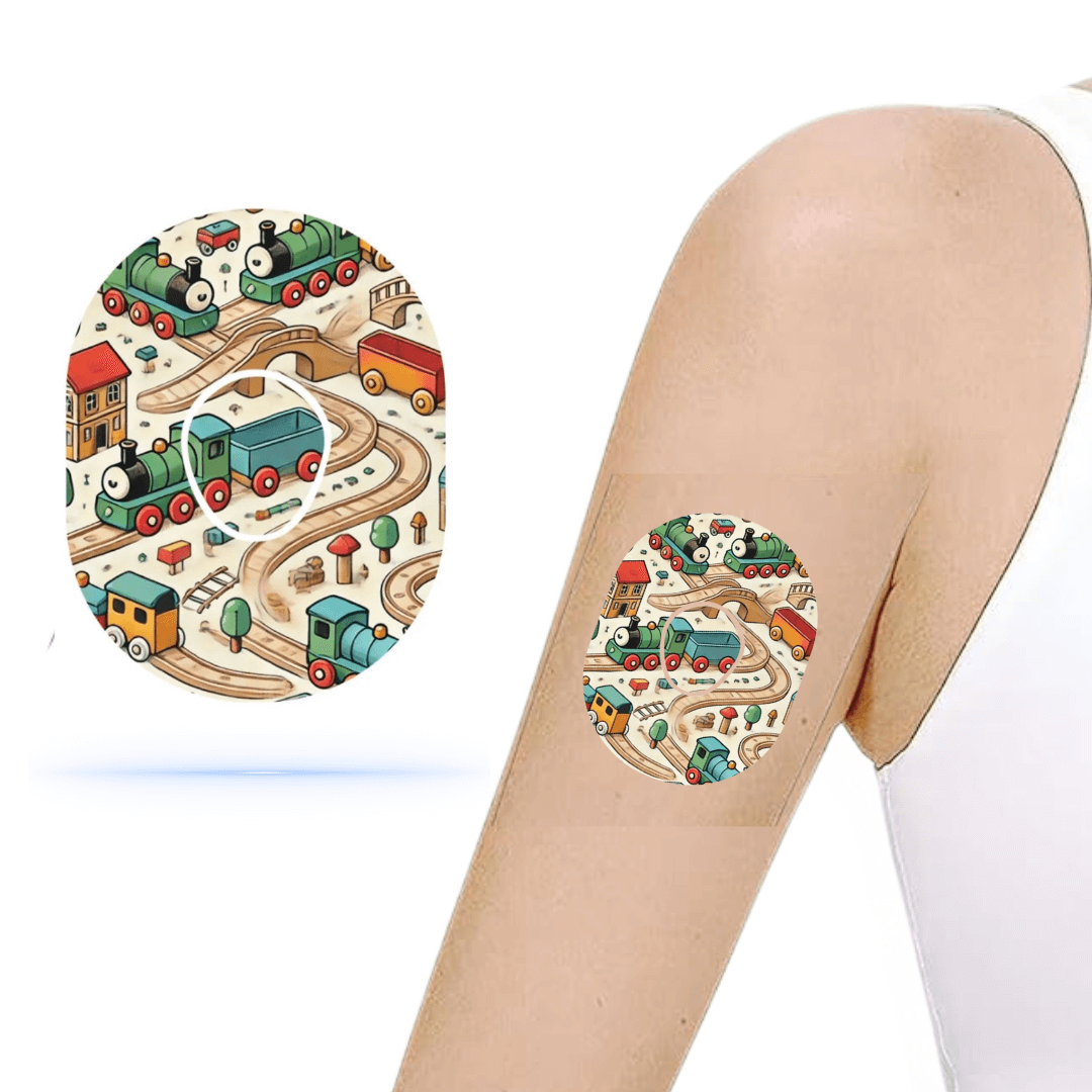 Brio Dexcom G7 sensor överplåster med tågmotiv på en arm