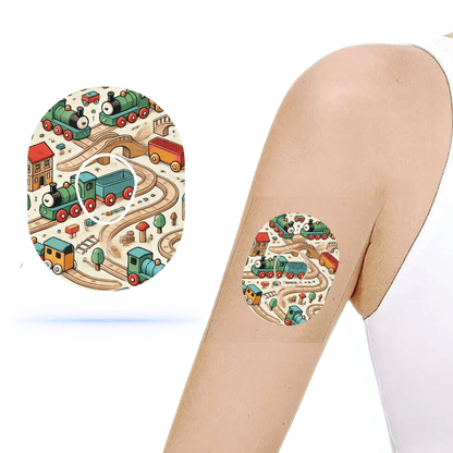 Brio Dexcom G7 sensor överplåster med tågmotiv på en arm