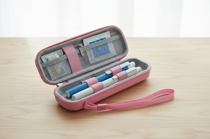 Öppet pennfodral med pennor