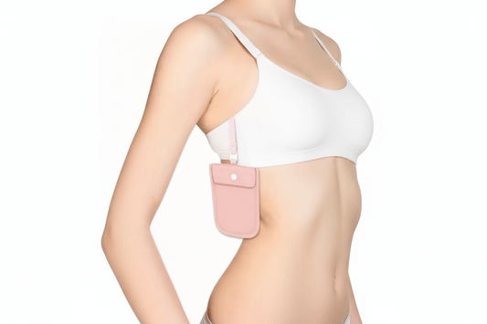 UnderCover Slim diskret bh-fäst väska för insulinpump i vitt och rosa, bärs av modell under åtsittande kläder för osynlig användning.