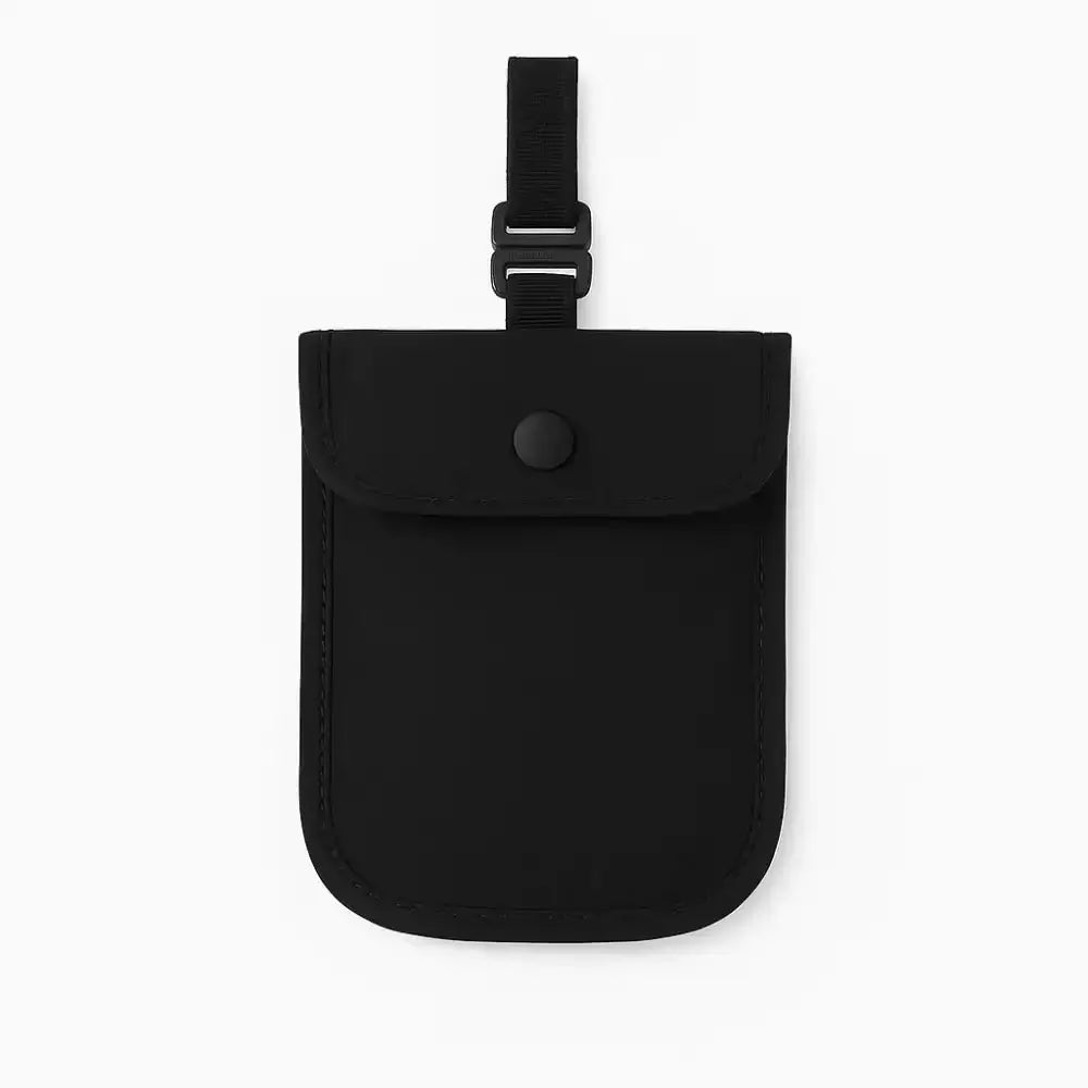 UnderCover Slim diskret bh-fäst väska för insulinpump i svart design, praktisk och säker.