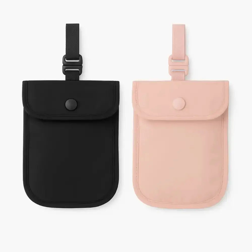 Diskret bh-fäst väska för insulinpump i svart och rosa, UnderCover Slim design för säker och bekväm användning.