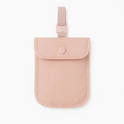 Diskret bh-fäst väska för insulinpump, UnderCover Slim, i beige, enkel och säker att fästa på BH-bandet utan att synas genom kläder.